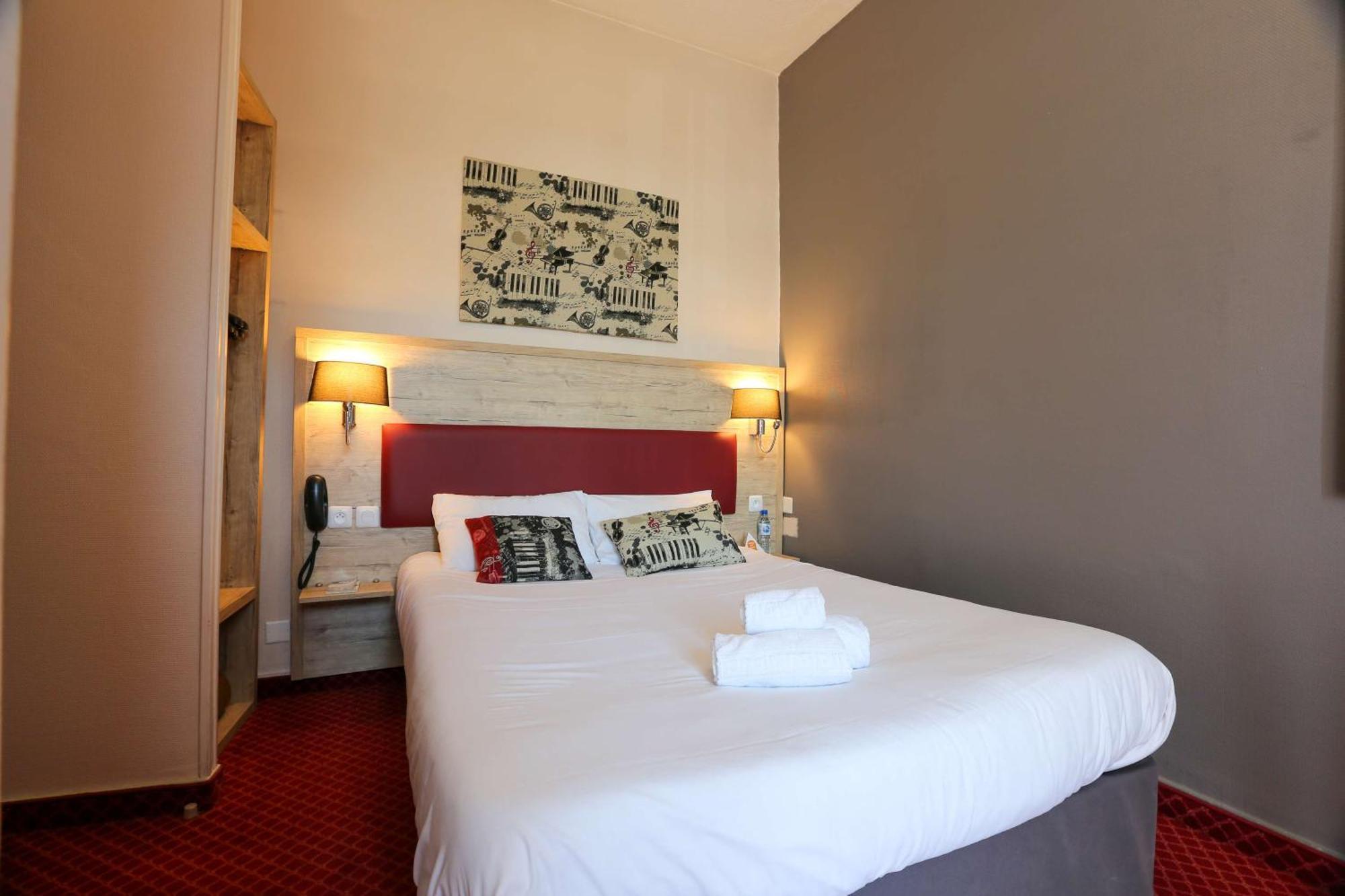 Brit Hotel Bleu Nuit Saintes Kültér fotó
