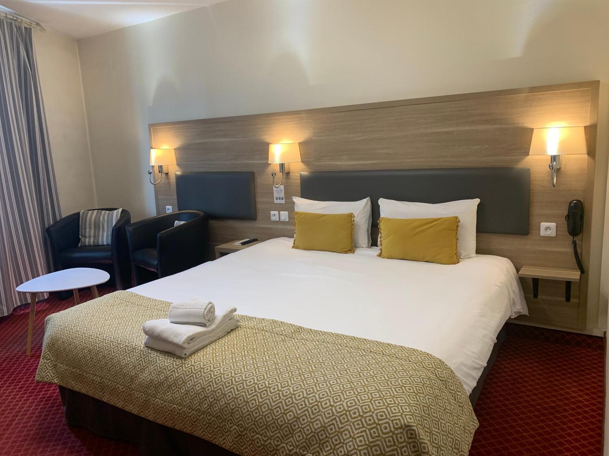 Brit Hotel Bleu Nuit Saintes Kültér fotó