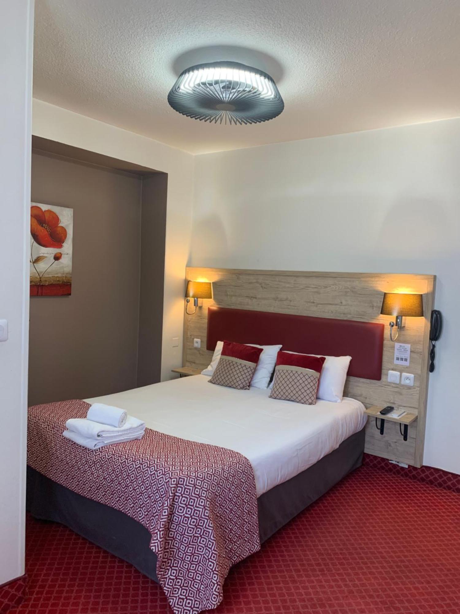 Brit Hotel Bleu Nuit Saintes Kültér fotó