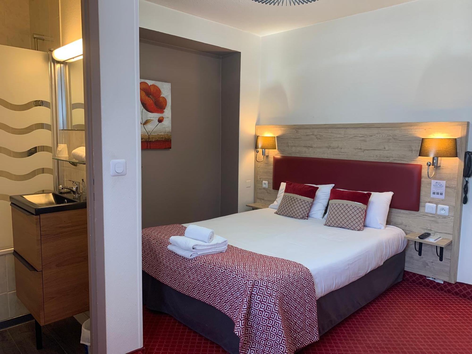 Brit Hotel Bleu Nuit Saintes Kültér fotó