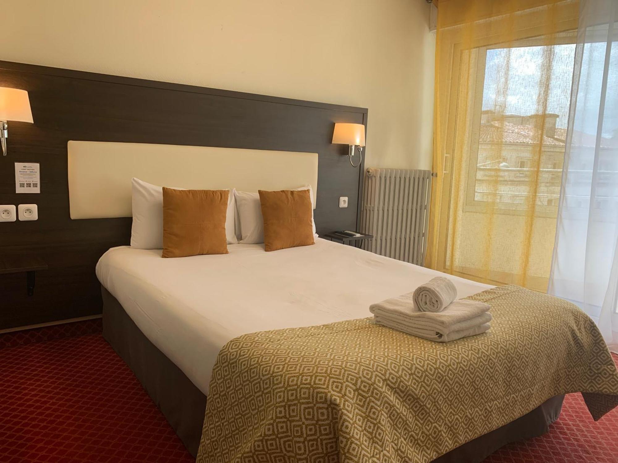 Brit Hotel Bleu Nuit Saintes Kültér fotó